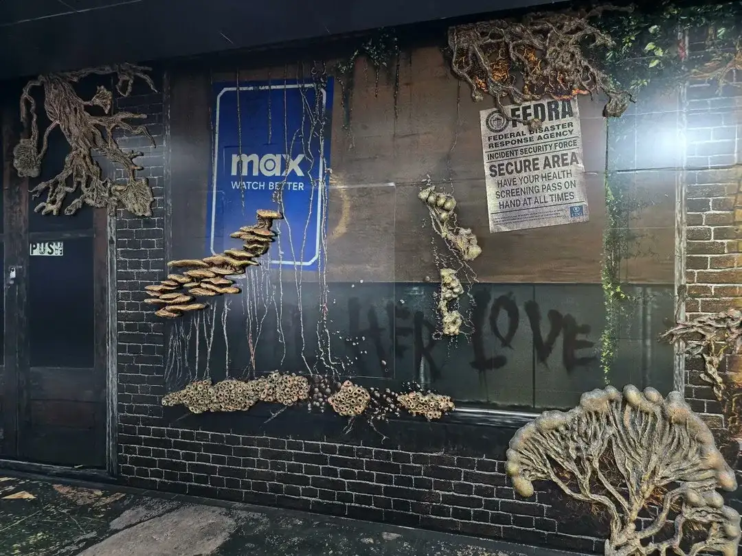 Parede do metrô de Bangkok com lema dos Seraphites “Feel Her Love.”